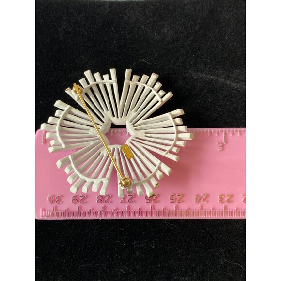 Vintage Crown Trifari White Starburst Brooch Pin J0200 - Picture 12 of 12